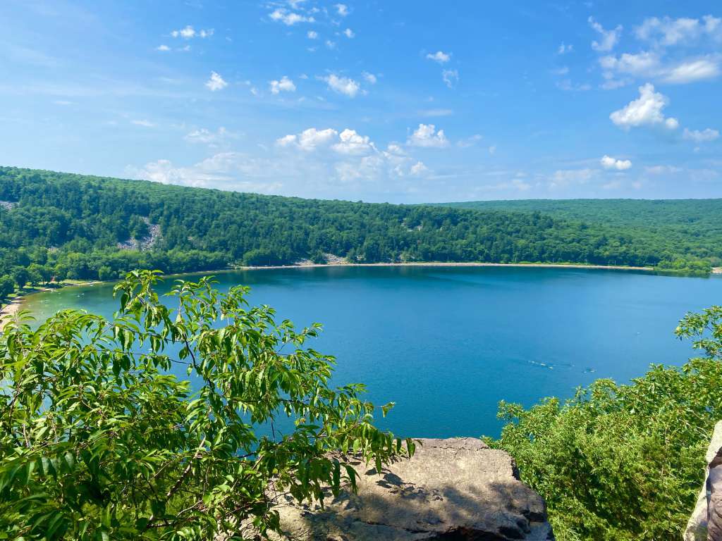 Where to Enjoy the Great Outdoors as a Healthcare Traveler Devil’s Lake surrounded by quartzite bluffs and forested hiking trails in Wisconsin on a clear summer day